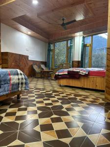 Giường trong phòng chung tại Ronak Hilltop Homestay Kasol