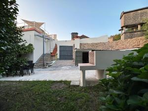 a white house with a staircase and a garage at Casadeira de Mucha in Camariñas