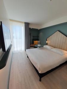 Postel nebo postele na pokoji v ubytování ibis Styles Arcachon Gujan Mestras