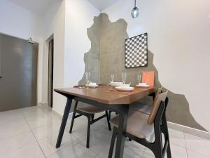 una sala da pranzo con tavolo e sedie in legno di 5min to Aeon Nilai Mall&Gembox at Youth City Residences a Nilai