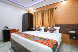 Ένα ή περισσότερα κρεβάτια σε δωμάτιο στο FabHotel A White Pearl Suites - Yelahanka