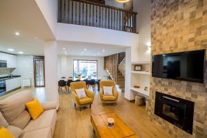 a living room with a couch and a fireplace at Casa Rural: La Tarara in Galinduste