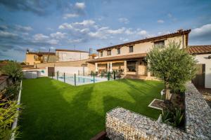 a large yard with a green lawn at Casa Rural: La Tarara in Galinduste