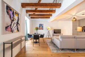 un soggiorno con un divano e un tavolo di GLANDON Rooms Haldenhof - Self-Check-In a Lucerna