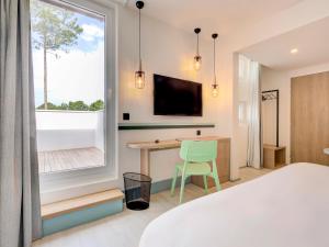 Postel nebo postele na pokoji v ubytování ibis Styles Arcachon Gujan Mestras