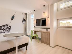 TV a/nebo společenská místnost v ubytování ibis Styles Arcachon Gujan Mestras
