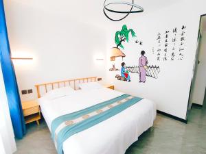 una camera con un letto e una parete con scrittura di 九华山风景区随侣同行民宿 a Jiuhua