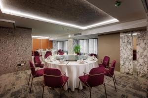 a meeting room with a round table and chairs at United Hotel in Taipei