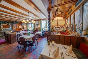 un ristorante con tavoli e sedie in una stanza di Hotel Krone a Rielasingen-Worblingen