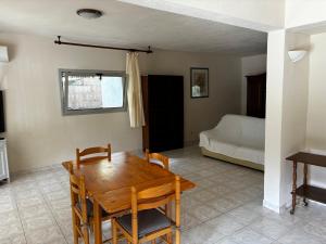 ein Esszimmer mit einem Tisch und einem Bett in der Unterkunft Bon Porto 2 in Cavalaire-sur-Mer