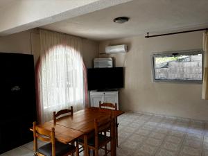 ein Esszimmer mit einem Holztisch und einem Fenster in der Unterkunft Bon Porto 2 in Cavalaire-sur-Mer