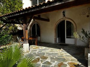 ein Haus mit einer Terrasse mit einem Tisch und einem Steinboden in der Unterkunft Bon Porto 2 in Cavalaire-sur-Mer