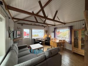 Posezení v ubytování Buodden Rorbuer - Fisherman Cabins Sørvågen