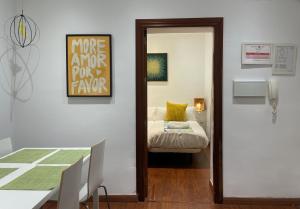 Posteľ alebo postele v izbe v ubytovaní Apartamentos Inside Paseo de los Tristes