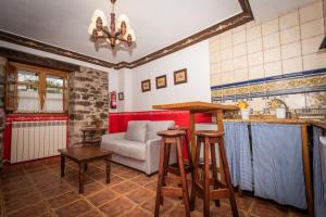QuintanaにあるApartamentos Rurales Ca Xuacu La Antojanaのソファとテーブルのあるリビングルーム