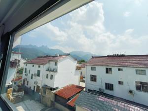 Vista generica sulle montagne o vista sulle montagne dall'interno dell'hotel