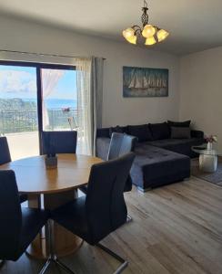 una sala de estar con una mesa y un sofá en D&I Klis, en Klis