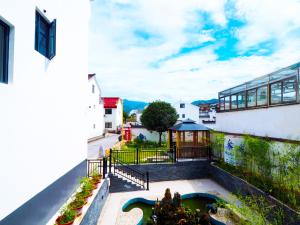 Appartamento dotato di balcone con vista sul cortile. di 九华山风景区随侣同行民宿 a Jiuhua