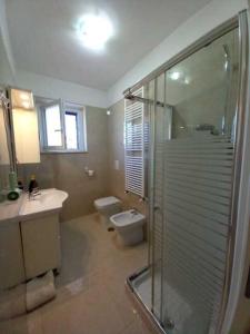 Un baño con ducha, inodoro y lavabo. en Villa degli Ulivi, en Montecorvino Rovella