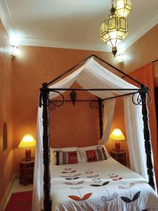 Postel nebo postele na pokoji v ubytování Riad Les Trois Mages