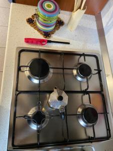 een kookplaat met vier branders op een aanrecht bij Casa Marylu con giardino in Marina di Schiavonea