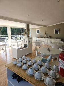 Příslušenství pro přípravu čaje a kávy v ubytování Stannards Guest Lodge 4 Star B&B, Knysna