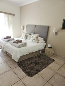 Postel nebo postele na pokoji v ubytování Stannards Guest Lodge 4 Star B&B, Knysna