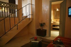 TV a/nebo společenská místnost v ubytování Riad Shama Suites & Spa