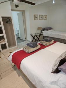 Postel nebo postele na pokoji v ubytování Stannards Guest Lodge 4 Star B&B, Knysna
