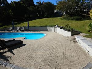 Bazén v ubytování Stannards Guest Lodge 4 Star B&B, Knysna nebo v jeho okolí