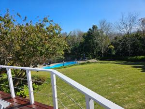 Bazén v ubytování Stannards Guest Lodge 4 Star B&B, Knysna nebo v jeho okolí