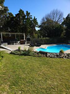 Bazén v ubytování Stannards Guest Lodge 4 Star B&B, Knysna nebo v jeho okolí