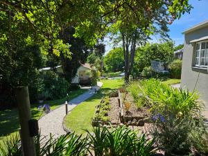 Zahrada ubytování Stannards Guest Lodge 4 Star B&B, Knysna