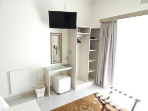 TV a/nebo společenská místnost v ubytování Stannards Guest Lodge 4 Star B&B, Knysna