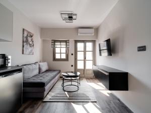 约阿尼纳Castle View Ioannina的客厅里有一张沙发和一张桌子。