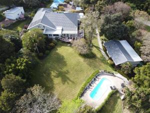 Bazén v ubytování Stannards Guest Lodge 4 Star B&B, Knysna nebo v jeho okolí