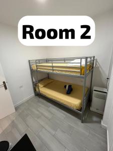 Una cama o camas en una habitación de B&B paraiso tenerife super economy rooms airport