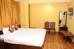 Rúm í herbergi á Rameshworam Hotel