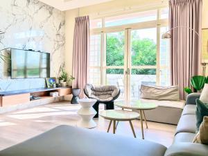 een woonkamer met een bank en een tv bij 沙沙民宿 in Magong