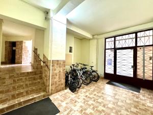 a group of bikes parked in a room at Park View Studio in Timişoara
