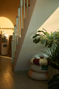 Cette chambre dispose d'un escalier avec une plante dans un pot. dans l'établissement L'amant Boutiqué House Phú Quý, à Cu Lao Thu
