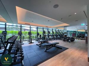 Fitness centrum a/nebo fitness zařízení v ubytování Vogue Stylish Stay Address Opera by Emaar, Downtown Dubai Luxury Apartment with Pool, Gym & Burj Khalifa Views