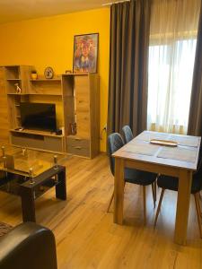 Et tv og/eller underholdning på Апартамент Сотирови