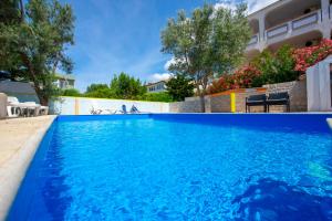 Bazén v ubytování Apartments Claudia nebo v jeho okolí
