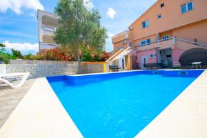 Bazén v ubytování Apartments Claudia nebo v jeho okolí
