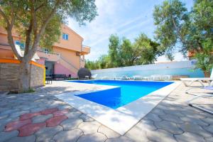 Bazén v ubytování Apartments Claudia nebo v jeho okolí