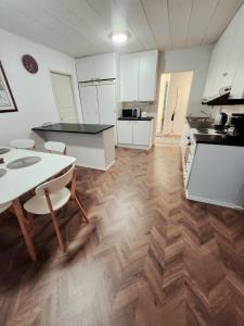 Η κουζίνα ή μικρή κουζίνα στο Apartment Joensuu rauhallinen kolmio, autokatospaikka