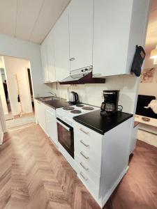 Η κουζίνα ή μικρή κουζίνα στο Apartment Joensuu rauhallinen kolmio, autokatospaikka +18 φωτογραφίες