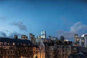 a view of a city skyline with tall buildings at Contemporary, view of La Défense, all comfort in Puteaux
