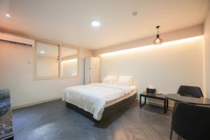 Łóżko lub łóżka w pokoju w obiekcie VIP Hotel Mokpo